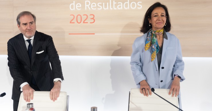 Archivo - La presidenta del Banco Santander, Ana Botín, y el consejero delegado de la entidad financiera, Héctor Grisi, durante la presentación de los resultados del 2023 del Grupo Santander, en la Ciudad Grupo Santander, a 31 de enero de 2024, en Boadill