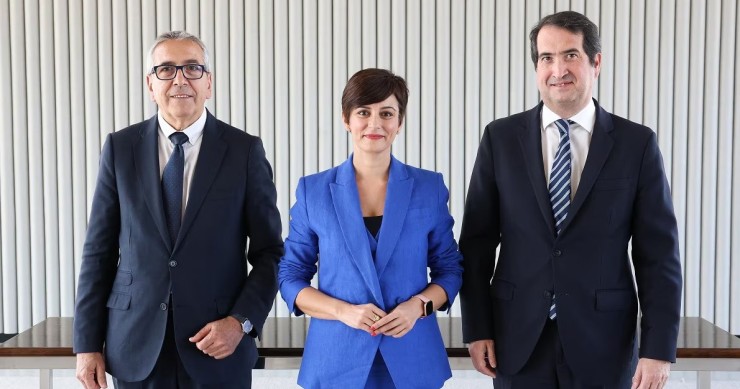 El presidente del Instituto de Crédito Oficial (ICO), José Carlos García de Quevedo (izquierda), la ministra de Vivienda y Agenda Urbana, Isabel Rodríguez, y el ‘country manager’ de BBVA en España, Peio Belausteguigoitia