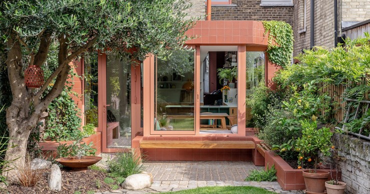 Aden Grove es una casa victoriana adosada en el área de Newington Green cuya reforma ha sido llevada a cabo por el estudio Emil Eve Architects.