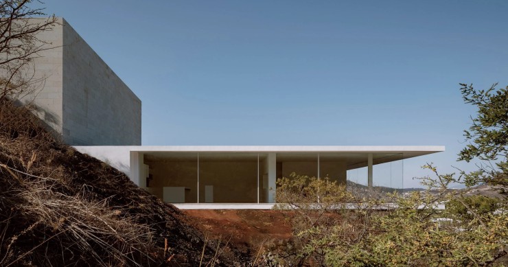 La Casa Shi se ubica en la ladera de una colina en Morelia, a las afueras de Ciudad de México.