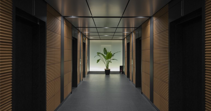 Puedo poner una valla en la mitad del pasillo de mi piso dejando fuera a los del otro lado?