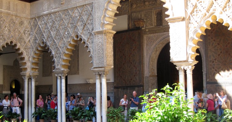 Archivo - Turistas En Los Reales Alcázares De Sevilla