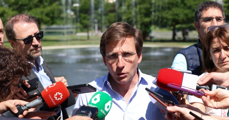 El alcalde de Madrid, José Luis Martínez-Almeida, atiende a medios durante una visita a la playa de Madrid Río