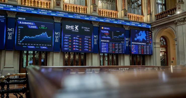 Un panel del Ibex 35, en el Palacio de la Bolsa, a 22 de mayo de 2024, en Madrid (España). 