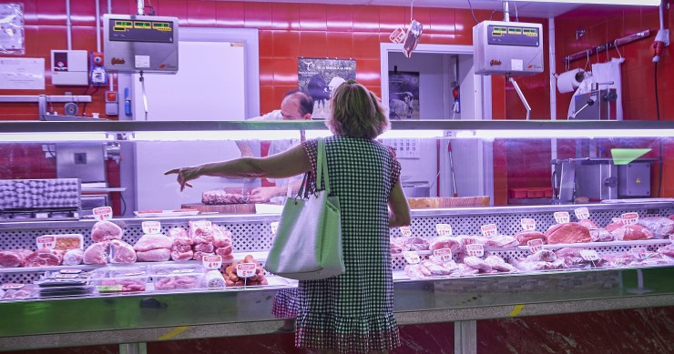 Una mujer comprando en una carnicería
