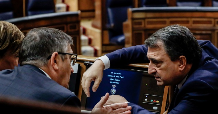 El portavoz del PSOE en el Congreso de los Diputados, Patxi López (i) y el portavoz del PNV en el Congreso, Aitor Esteban (d), durante una sesión plenaria en el Congreso de los Diputados