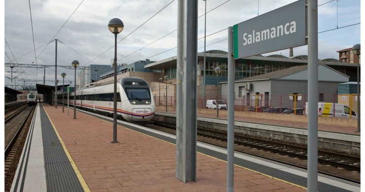 Un alvia en la estación de tren de Salamanca.