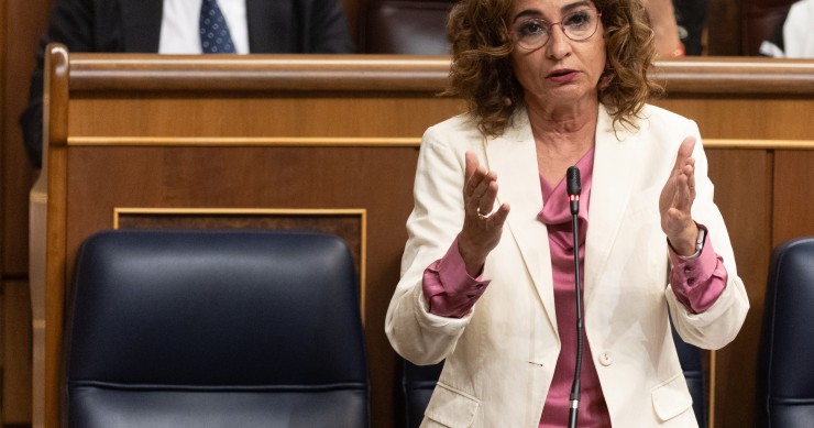 La vicepresidenta primera del Gobierno, ministra de Hacienda y vicesecretaria general del PSOE, María Jesús Montero, interviene durante una sesión de control, en el Congreso de los Diputados, a 12 de junio de 2024, en Madrid (España). 