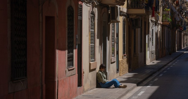 Archivo - Foto de archivo de un hombre sentado en la calle. 