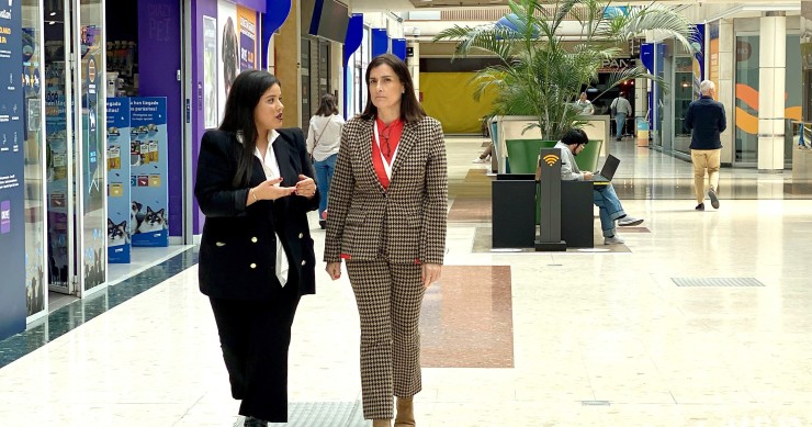 La alcaldesa de Santander, Gema Igual, y la gerente del Centro Comercial Peñacastillo, Bárbara Sánchez de la Llama