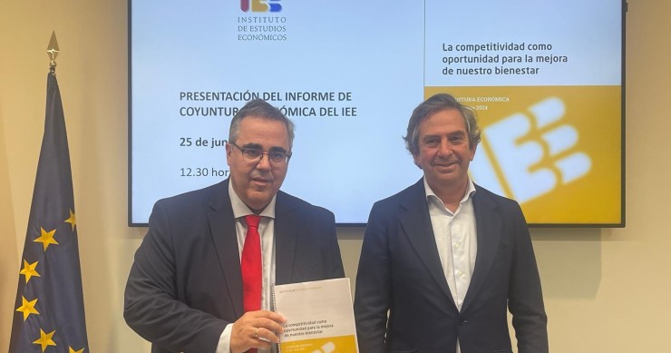 El Presidente Del Instituto De Estudios Económicos, Íñigo Fernández De Mesa, Y Su Director General, Gregorio Izquierdo, Han Presentado Este Martes El Informe Semestral De Coyuntura Económica.