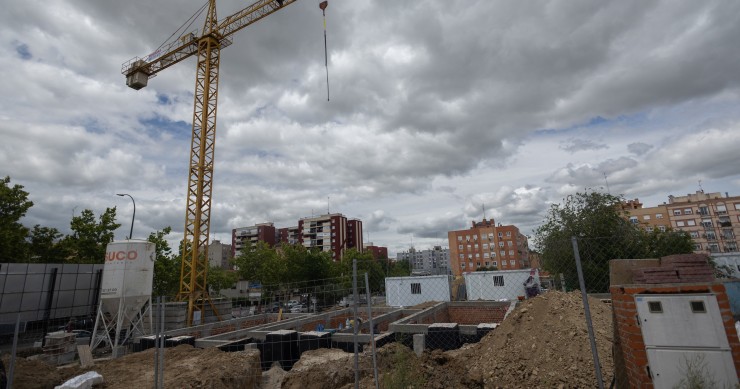 Archivo - Vista general de la obra de una vivienda, a 26 de abril de 2024, en Madrid (España). 