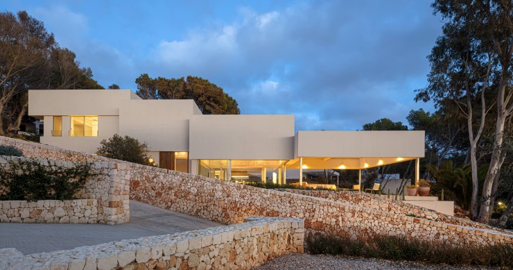 La Bundle House és una vila a Menorca dissenyada per l´estudi d´arquitectura Nomo Studio amb unes vistes impressionants al Mediterrani.