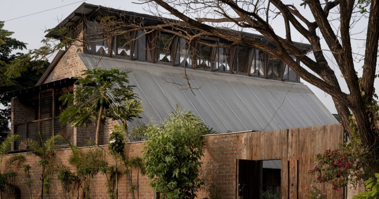 El proyecto Pott House está firmado por el estudio indio Kiron Cheerla Architecture, la cual destaca por su techo en forma de linterna.