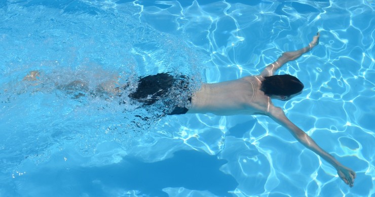 ¿Se puede prohibir usar la piscina de una comunidad de propietarios a los turistas?