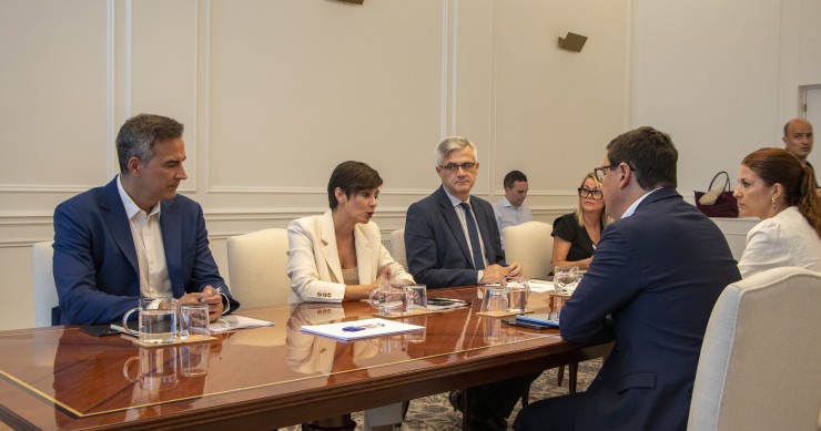 La ministra de Vivienda y Agenda Urbana, Isabel Rodríguez, en una reunión con el consejero de Obras Públicas, Vivienda y Movilidad del Gobierno de Canarias, Pablo Rodríguez Valido, este martes en Madrid.