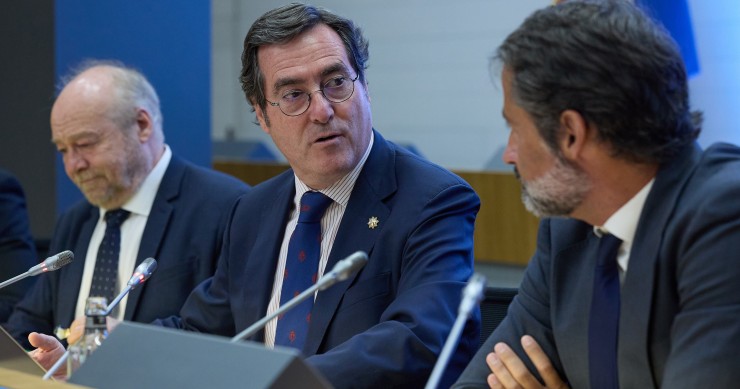 (I-D) El secretario de Estado de Educación, José Manuel Bar; el presidente de la CEOE, Antonio Garamendi, y el presidente de KPMG, Juan José Cano, durante la primera edición del Foro NODO Talento para el fomento de la empleabilidad de las personas. 