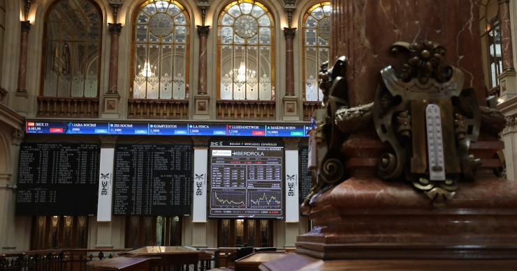 Archivo - Instalaciones del Palacio de la Bolsa de Madrid con paneles del IBEX
