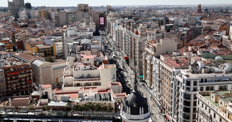Archivo - Vista de la calle Gran Vía de Madrid, desde plaza de España hasta Callao, tomada desde el tejado del edificio España, donde se situará el hotel Rui Plaza España y un centro comercial.