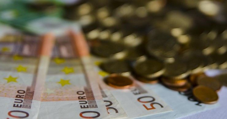 Archivo - Monedas y billetes