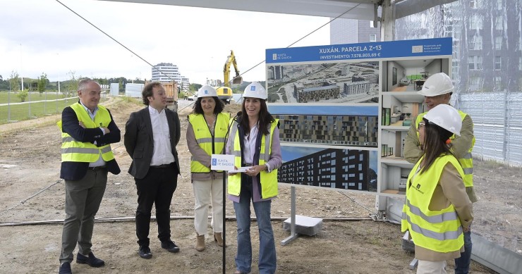 La conselleira de Vivenda e Planificación de Infraestruturas, María Martínez Allegue, junto a la delegada de la Xunta en A Coruña, Belén do Campo, en el acto de inicio de las obras de construcción de 40 viviendas en el barrio coruñés de Xuxán