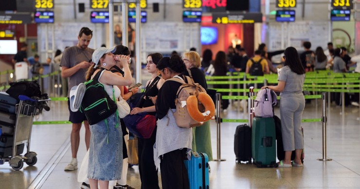 Imágenes de turistas a su llegada al aeropuerto de Málaga-Costa del Sol, a 1 de julio de 2024, en Málaga, Andalucía (España). 