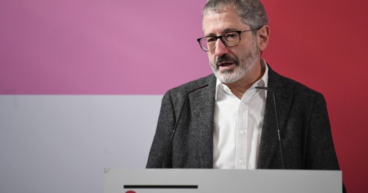 Archivo - El diputado de Sumar Carlos Martín durante una rueda de prensa, en el Espacio Rastro, en Madrid (España).
