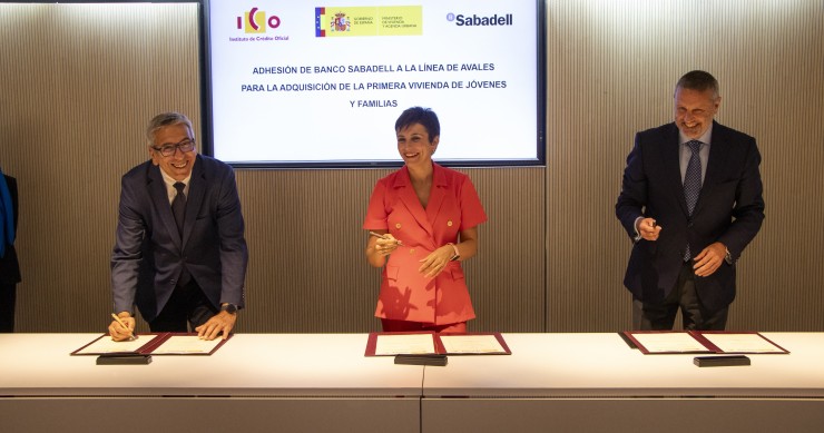 El presidente del ICO, José Carlos García de Quevedo, la ministra de Vivienda y Agenda Urbana, Isabel Rodríguez, y el director general de banca de particulares de Banco Sabadell, Jorge Rodríguez Maroto, a 15 de julio de 2024, en Madrid.
