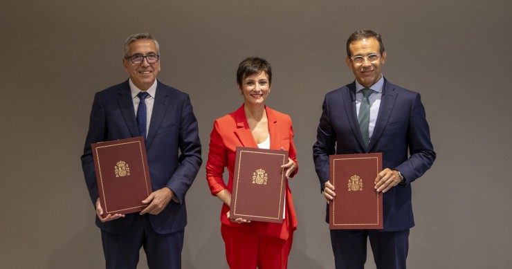 El ministerio de Vivienda y Agenda Urbana, Isabel Rodríguez, firma el convenio entre el ICO y CaixaBank por el que la entidad financiera se adhiere a la línea de avales para la adquisición de primera vivienda de jóvenes y familias con menores a cargo.