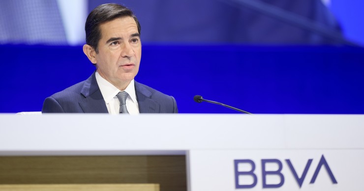 El presidente del BBVA, Carlos Torres Vila, interviene durante la Junta General Extraordinaria de Accionistas del BBVA, en el Palacio Euskalduna, a 5 de julio de 2024, en Bilbao, Vizcaya, País Vasco (España).