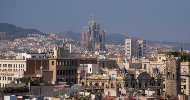 Vista panorámica de Barcelona, con La Basílica de la Sagrada Familia.