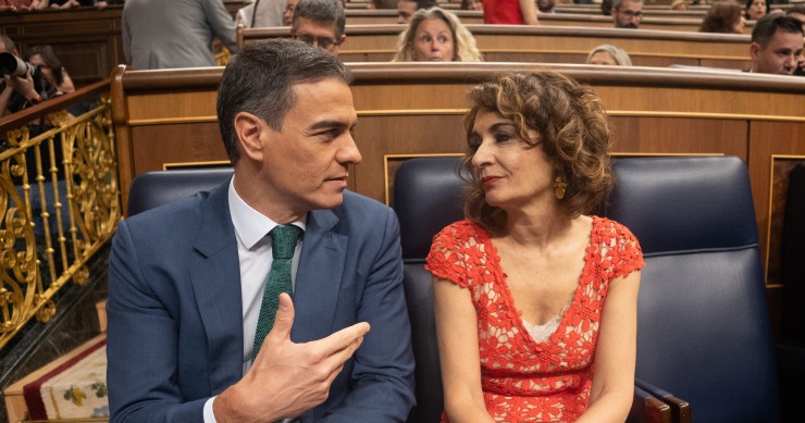 El presidente del Gobierno, Pedro Sánchez, y la vicepresidenta primera y ministra de Hacienda, María Jesús Montero.