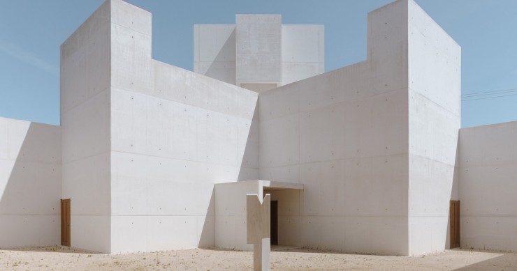 Álvaro Siza, en colaboración con el arquitecto paisajista Sidonio Pardal, ha añadido una ampliación angular de hormigón blanco al monasterio de Leça do Balio en Oporto.