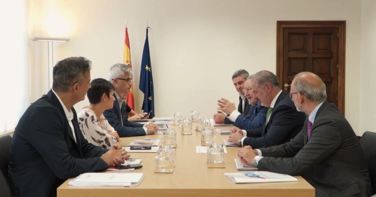 La ministra de Vivienda y Agenda Urbana, Isabel Rodríguez, junto con los representantes de la Confederación Nacional de Agentes y Empresas Inmobiliarias (CNAEI).
