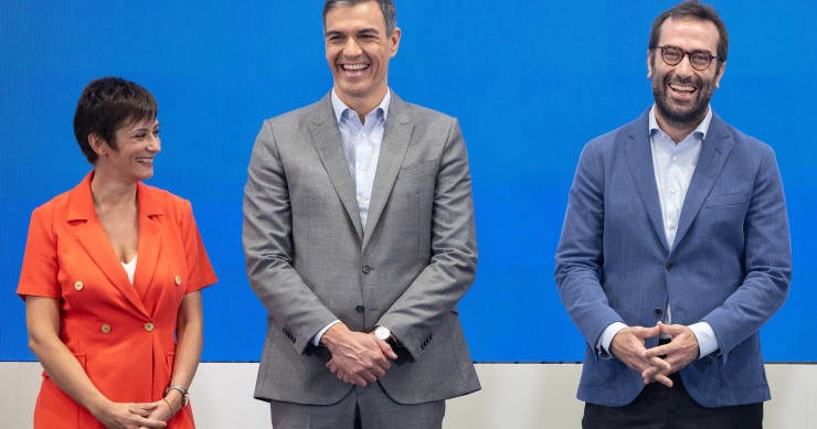 (I-d) La ministra de Vivienda y Agenda Urbana, Isabel Rodríguez; el presidente del Gobierno, Pedro Sánchez, y el ministro de Economía, Comercio y Empresas, Carlos Cuerpo. 