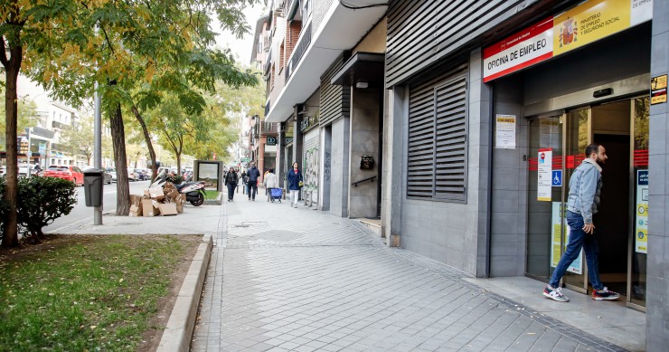 Archivo - Una persona entra a la Sepe de Acacias, a 2 de diciembre de 2022, en Madrid (España). La contratación cae un 29,5%, pero los indefinidos se duplican y suponen el 43,2% del total. El número de parados registrados en las oficinas de los servicios