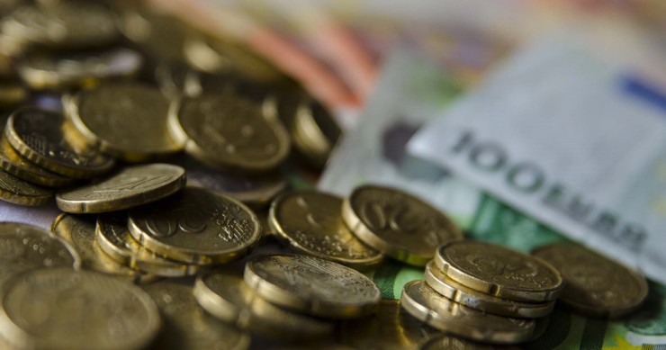 Archivo - Monedas y billetes de euro.