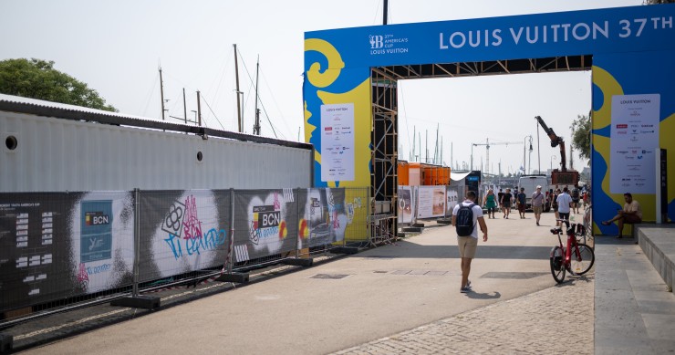 Diverses persones passegen pels nous espais per a la Copa Amèrica de Vela, el 20 d'agost del 2024, a Barcelona, Catalunya (Espanya). 