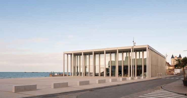 El estudio de arquitectura francés Atelier Projectiles ha llevado a cabo un impresionante proyecto arquitectónico al diseñar el nuevo Museo del Día D en Normandía. 