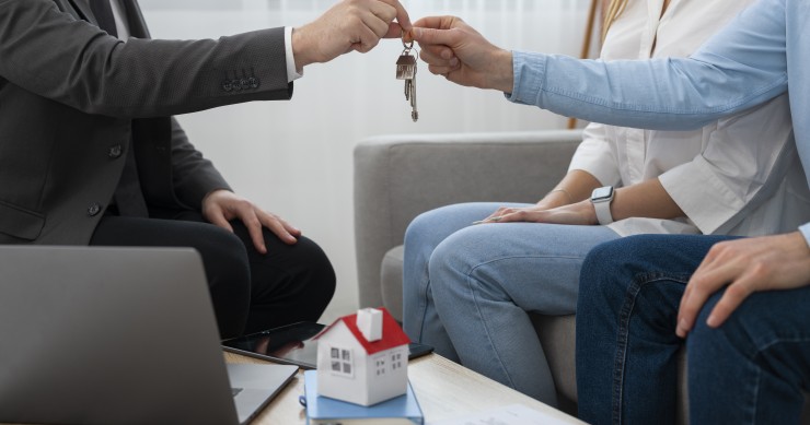 ¿Puedo desgravar la comisión de la inmobiliaria por la venta de la casa?