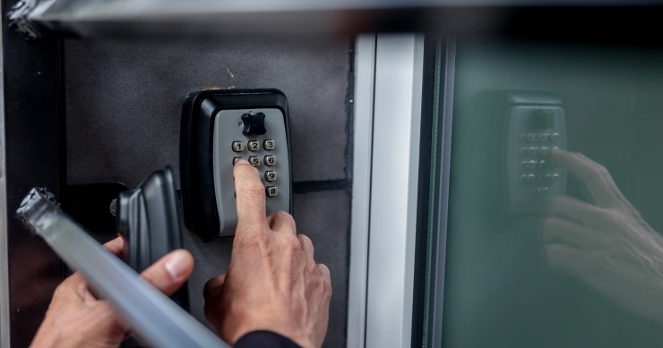 Archivo - Caja de seguridad de un piso turístico, a 20 de mayo de 2024, en Madrid (España). 