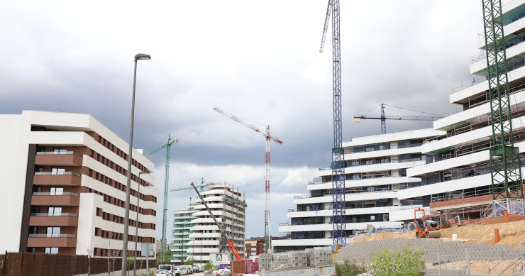 Archivo - Edificación de viviendas, a 20 de junio de 2024, en Tres Cantos, Madrid (España). 