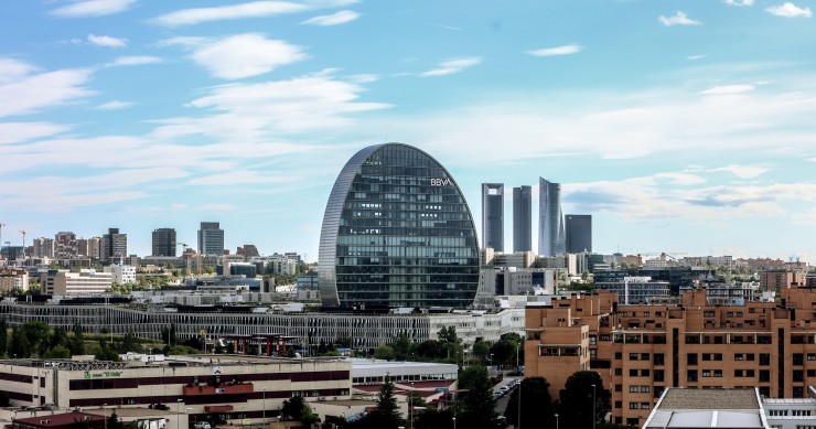 Fachada del edificio ‘La Vela’, en la ciudad del BBVA, a 30 de abril de 2024, en Madrid (España). BBVA está estudiando una posible fusión con Banco Sabadell y ha contratado a varios asesores para analizar la operación, según ha informado el banc