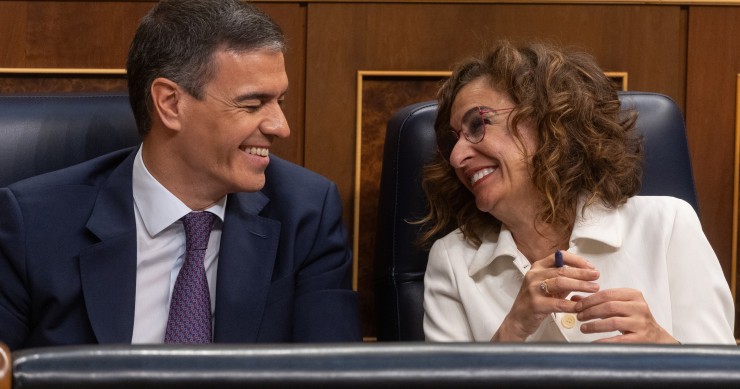 Archivo - El presidente del Gobierno, Pedro Sánchez y la vicepresidenta primera y ministra de Hacienda, María Jesús Montero, durante una sesión plenaria, en el Congreso de los Diputados. 