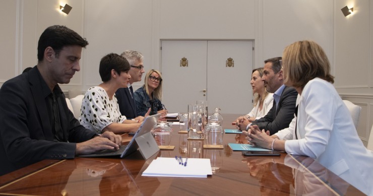 La ministra de Vivienda y Agenda Urbana, Isabel Rodríguez, reunida con el presidente de la FAI, José María Alfaro