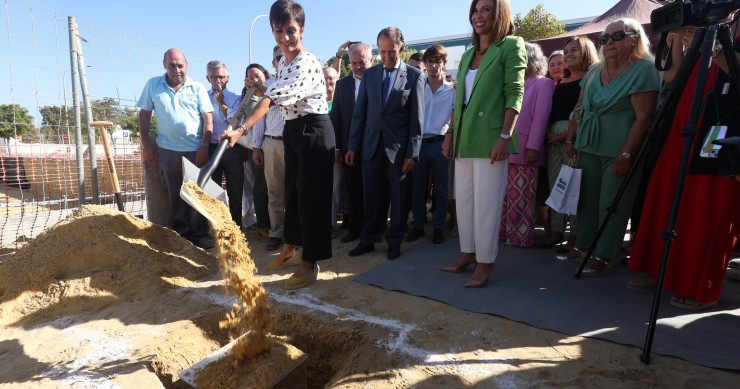 La ministra de vivienda, Isabel Rodríguez, en el acto de primera piedra de una promoción en Chiclana.