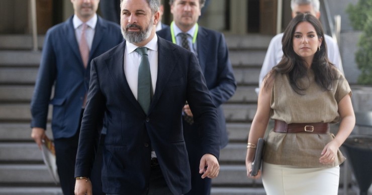 Archivo - El líder de VOX, Santiago Abascal y la portavoz de VOX en el Congreso, Pepa Millán, llegan al pleno extraordinario en el Congreso de los Diputados, a 11 de julio de 2024, en Madrid (España). 