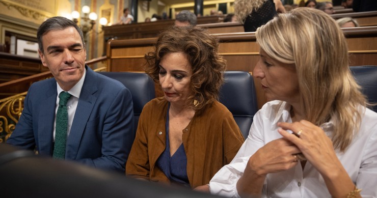 (I-D) El presidente del Gobierno, Pedro Sánchez y la vicepresidenta primera y ministra de Hacienda, María Jesús Montero y la vicepresidenta segunda y ministra de Trabajo, Yolanda Díaz