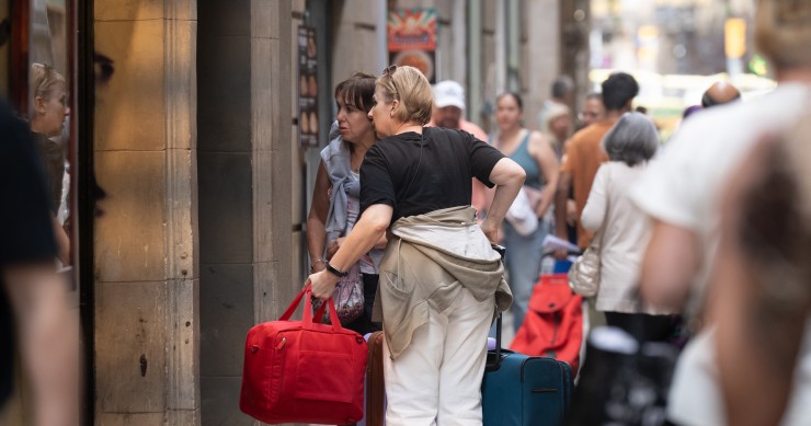 Diversos turistes amb maletes al centre de Barcelona, a 17 de setembre de 2024, a Barcelona, Catalunya (Espanya).