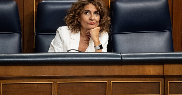La vicepresidenta primera y ministra de Hacienda, María Jesús Montero, durante la sesión de control al Gobierno, en el Congreso de los Diputados, a 18 de septiembre de 2024, en Madrid (España).